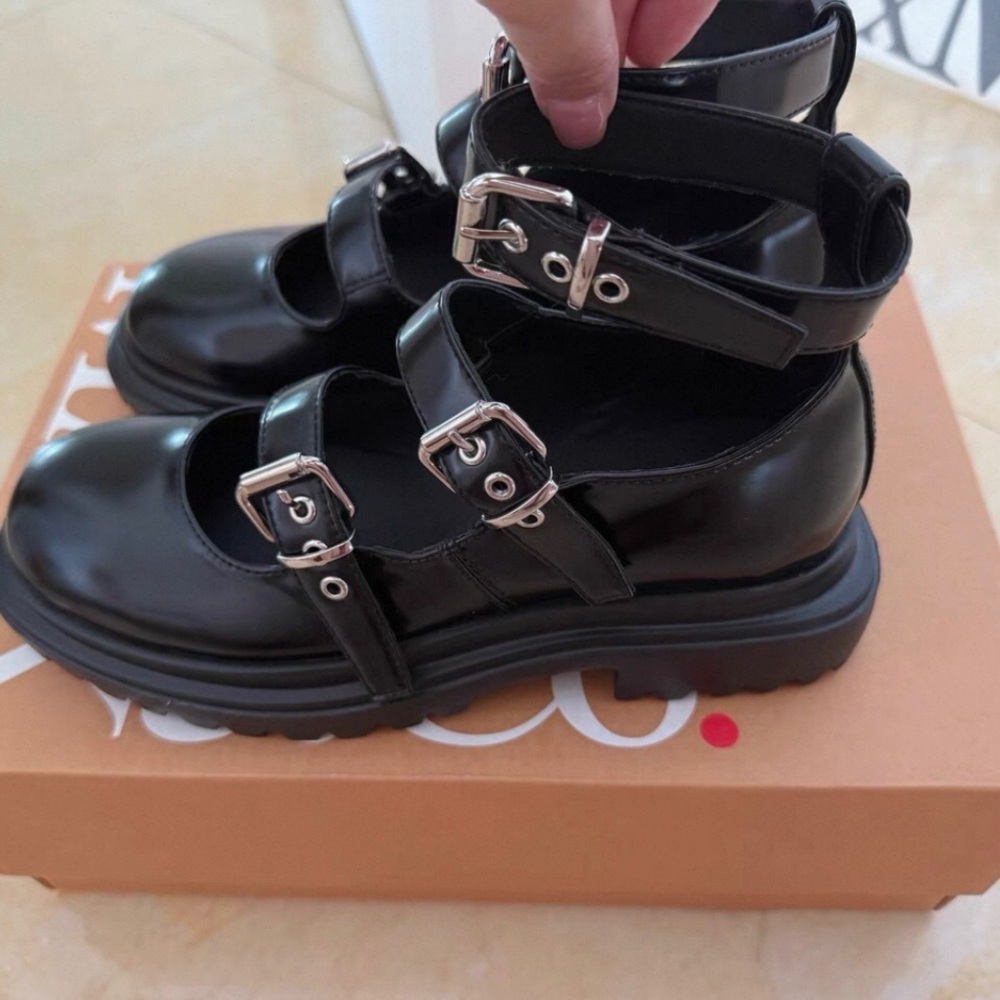 Gucci Black Leather Flats with Silver Buckles